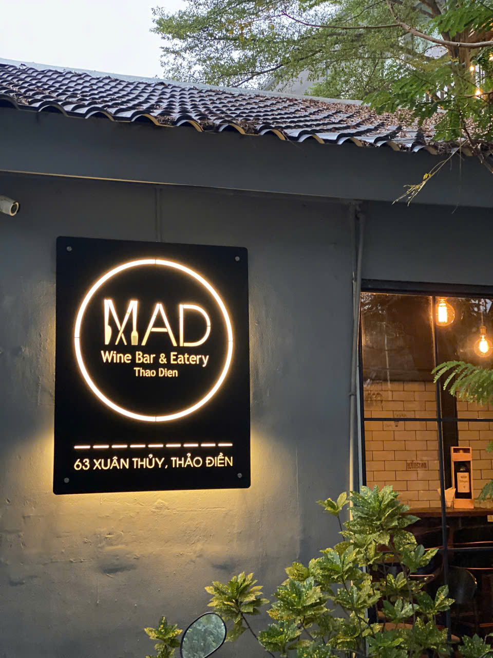 Bảng hiệu đèn Led âm sáng mặt chữ mica