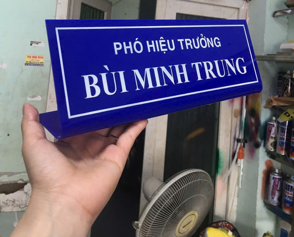 Bảng tên mica để bàn